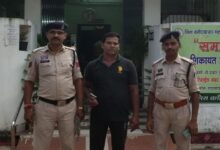 पिता ने दो नाबालिग बच्चों के साथ ज्वेलरी शॉप में की चोरी