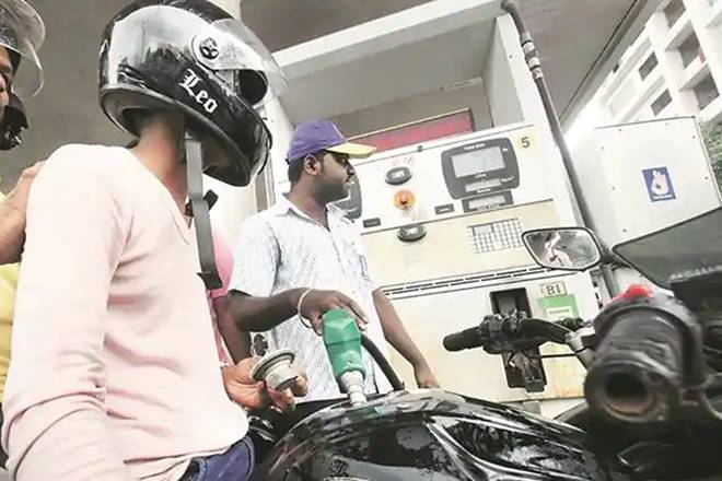अब बिना हेलमेट के नहीं मिलेगा पेट्रोल, करना होगा रूल फॉलो अब बिना हेलमेट के नहीं मिलेगा पेट्रोल, करना होगा रूल फॉलो