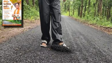 महीने भर में ही उखड़ी प्लास्टिक सड़क पर सियासी संग्राम