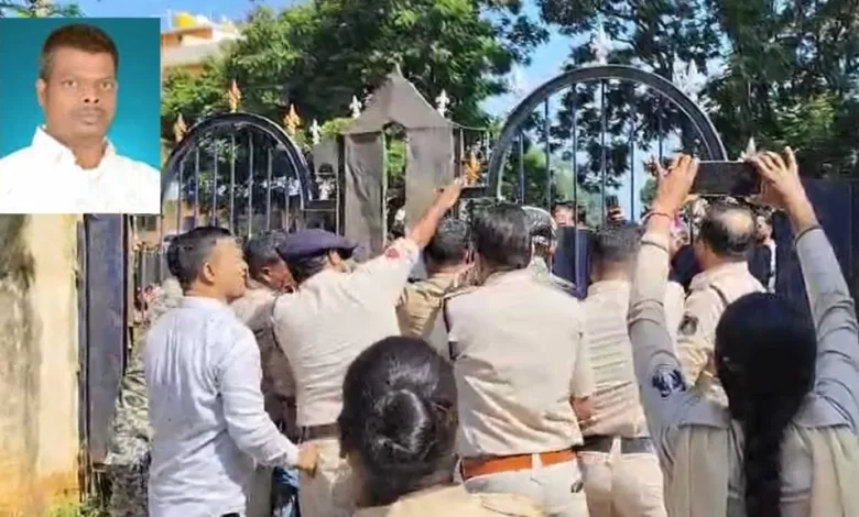 महिला से छेड़छाड़ : नगर पंचायत अध्यक्ष को पूछताछ के लिए ले गयी पुलिस महिला से छेड़छाड़ : नगर पंचायत अध्यक्ष को पूछताछ के लिए ले गयी पुलिस