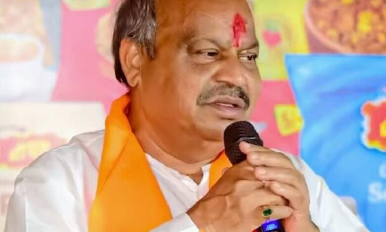 उत्तर विधायक ने कहा, लालच देकर धर्मान्तरण कराने वालों की होगी पिटाई उत्तर विधायक ने कहा, लालच देकर धर्मान्तरण कराने वालों की होगी पिटाई