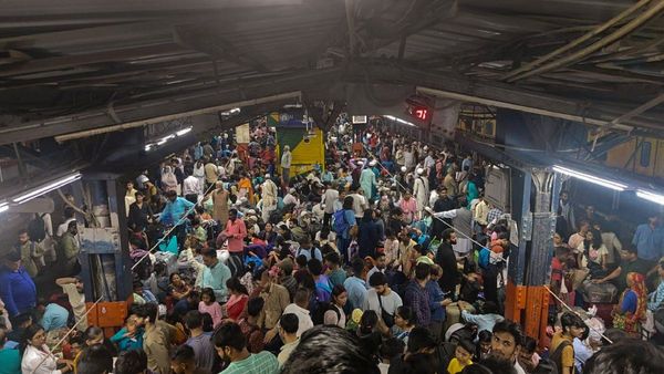 यात्री के सर भारी सामान गिरने के कारण मची थी भगदड़, संसद में रखी रिपोर्ट यात्री के सर भारी सामान गिरने के कारण मची थी भगदड़, संसद में रखी रिपोर्ट