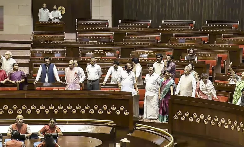 सभापति की तरफ जाने वाली सीढ़ियों पर जाकर खड़ी हुई टीएमसी सांसद, पढ़े पूरी खबर? सभापति की तरफ जाने वाली सीढ़ियों पर जाकर खड़ी हुई टीएमसी सांसद, पढ़े पूरी खबर?