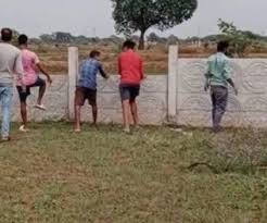 सरपंच की दबंगई जमीन मालिक को पीटा और बॉउंड्री वाल तोड़ी सरपंच की दबंगई जमीन मालिक को पीटा और बॉउंड्री वाल तोड़ी