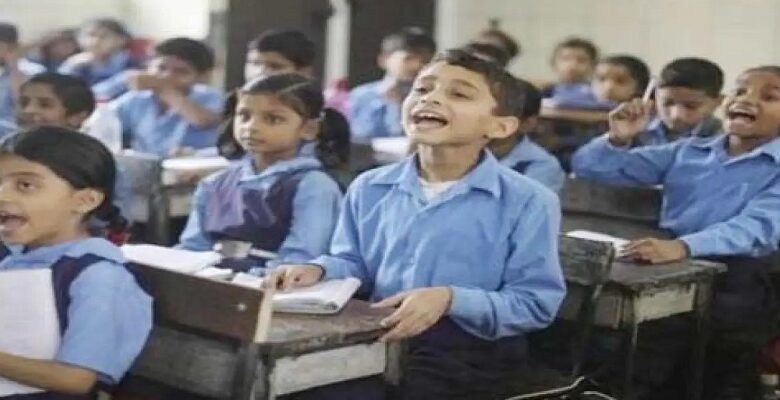 गतौरी स्कूल एक शिक्षक के भरोसे गतौरी स्कूल एक शिक्षक के भरोसे