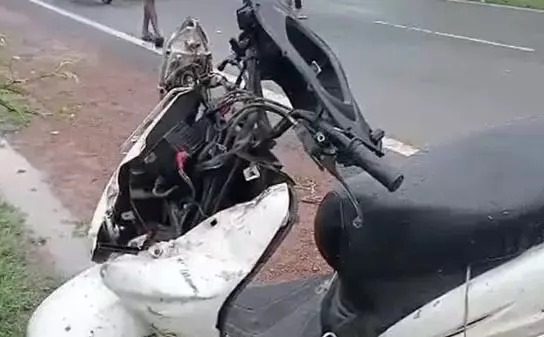 गणेश पंडाल बनाने जा रहे दो दोस्तों की गाड़ी ट्रक से टकराई, मौत गणेश पंडाल बनाने जा रहे दो दोस्तों की गाड़ी ट्रक से टकराई, मौत