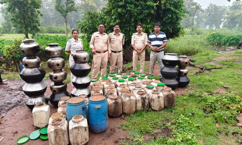 अवैध शराब निर्माण, भंडारण और विक्रय पर बड़ी कार्रवाई अवैध शराब निर्माण, भंडारण और विक्रय पर बड़ी कार्रवाई