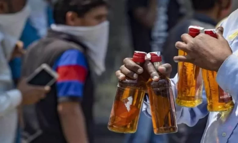 शराब दुकानों से ही शराब की कालाबाज़ारी शराब दुकानों से ही शराब की कालाबाज़ारी