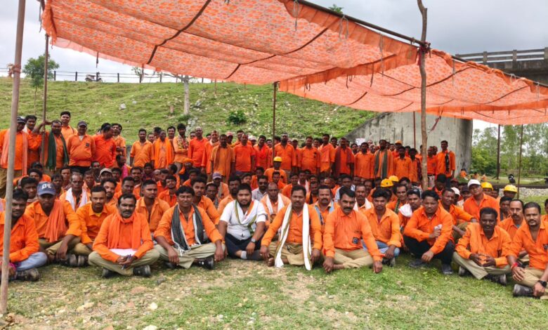 एनटीपीसी सीपत के मजदूर वेतन और सुरक्षा उपकरणों की मांग को लेकर हड़ताल पर एनटीपीसी सीपत के मजदूर वेतन और सुरक्षा उपकरणों की मांग को लेकर हड़ताल पर