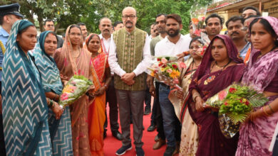 गोद ग्राम सोनपुरी में राज्यपाल ने ग्रामीणों से किया संवाद गोद ग्राम सोनपुरी में राज्यपाल ने ग्रामीणों से किया संवाद