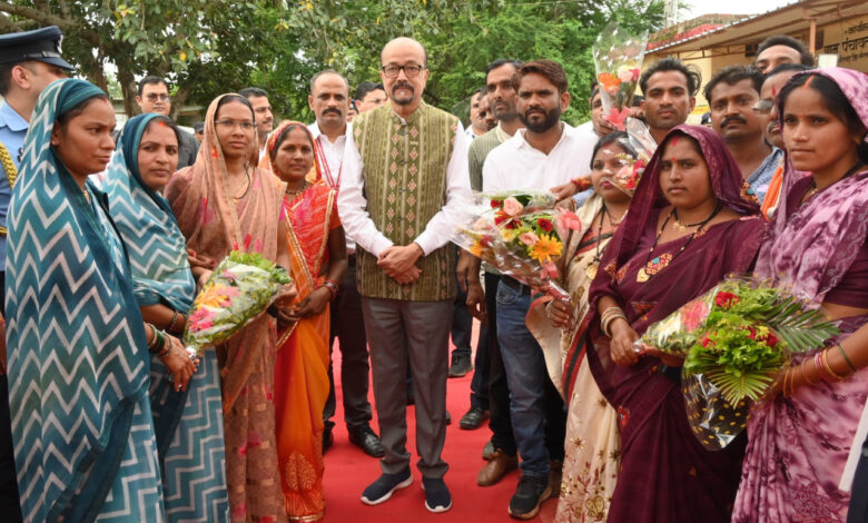गोद ग्राम सोनपुरी में राज्यपाल ने ग्रामीणों से किया संवाद गोद ग्राम सोनपुरी में राज्यपाल ने ग्रामीणों से किया संवाद
