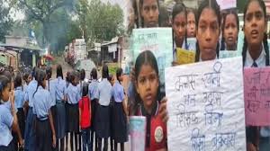 शिक्षकों की कमी से परेशान छात्रों ने किया चक्काजाम, बीईओ के आश्वासन किया ख़त्म शिक्षकों की कमी से परेशान छात्रों ने किया चक्काजाम, बीईओ के आश्वासन किया ख़त्म