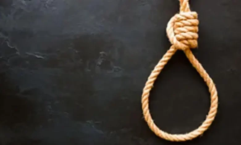कलेक्ट्रेट परिसर में फांसी के फंदे पर लटका मिला शव कलेक्ट्रेट परिसर में फांसी के फंदे पर लटका मिला शव