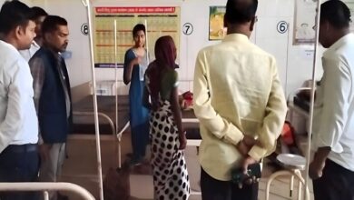 दर्द से तड़पती महिला ने फर्श पर दिया बच्चे को जन्म, डॉक्टर और स्टाफ गायब