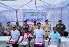 16 लाख नकदी के साथ 19 लाख के 4 इनामी नक्सलियों ने किया समर्पण 16 लाख नकदी के साथ 19 लाख के 4 इनामी नक्सलियों ने किया समर्पण