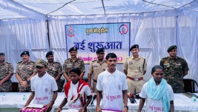 16 लाख नकदी के साथ 19 लाख के 4 इनामी नक्सलियों ने किया समर्पण