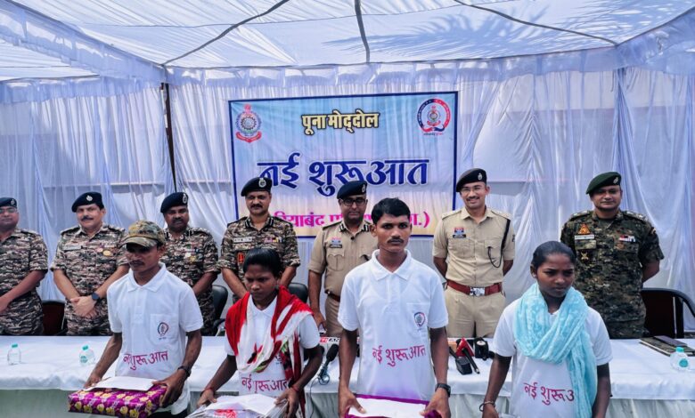 16 लाख नकदी के साथ 19 लाख के 4 इनामी नक्सलियों ने किया समर्पण 16 लाख नकदी के साथ 19 लाख के 4 इनामी नक्सलियों ने किया समर्पण