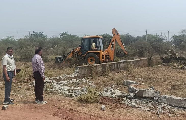 अवैध प्लॉटिंग पर निगम ने की कार्रवाई अवैध प्लॉटिंग पर निगम ने की कार्रवाई