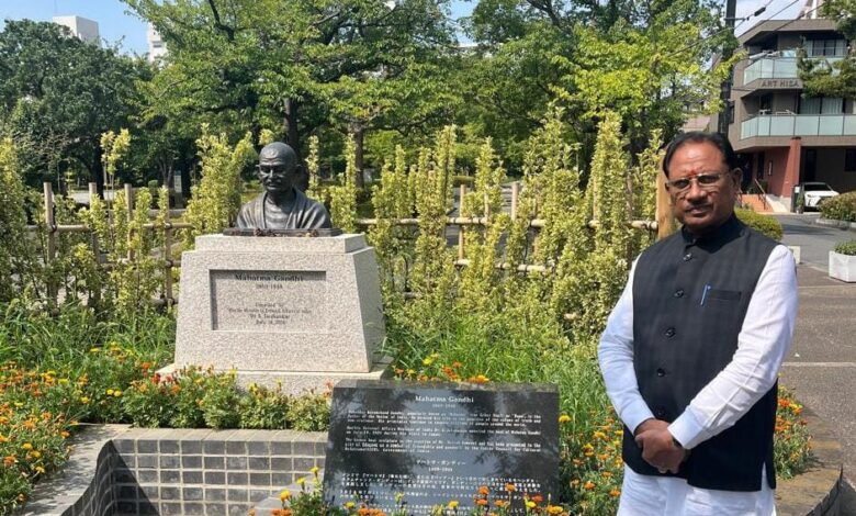 सीएम साय ने टोक्यो के ‘लिटिल इंडिया’ पहुँचकर महात्मा गांधी को किया नमन सीएम साय ने टोक्यो के ‘लिटिल इंडिया’ पहुँचकर महात्मा गांधी को किया नमन
