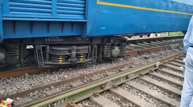 मालगाड़ी के चक्के पटरी से उतरे, मौके पर पहुंचे रेलवे अधिकारी मालगाड़ी के चक्के पटरी से उतरे, मौके पर पहुंचे रेलवे अधिकारी