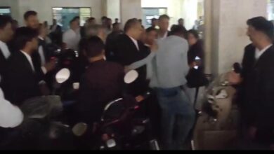 कोर्ट परिसर में वकील को चाकू दिखाने पर आरोपी की हुई पिटाई कोर्ट परिसर में वकील को चाकू दिखाने पर आरोपी की हुई पिटाई