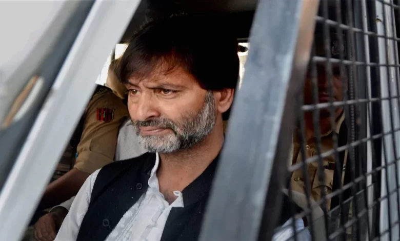 1990 में कश्मीरी हिंदू महिला के अपहरण और हत्या मामले में यासीन के आठ ठिकानों पर छापेमारी 1990 में कश्मीरी हिंदू महिला के अपहरण और हत्या मामले में यासीन के आठ ठिकानों पर छापेमारी