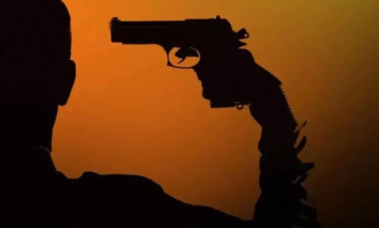 सीआरपीएफ के जवान ने खुद को गोली मारकर की आत्महत्या, मिला सुसाइड नोट सीआरपीएफ के जवान ने खुद को गोली मारकर की आत्महत्या, मिला सुसाइड नोट