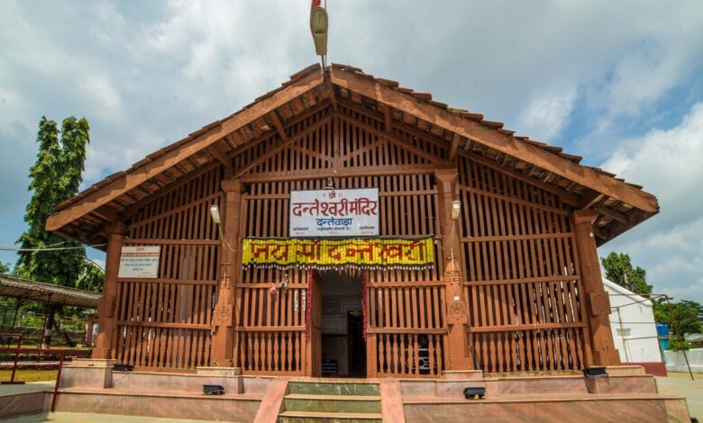 नवरात्र के पहले दंतेश्वरी मंदिर का विधायक और कलेक्टर ने लिया जायजा नवरात्र के पहले दंतेश्वरी मंदिर का विधायक और कलेक्टर ने लिया जायजा