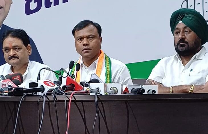 भाजपा राज में राज्य की 5 लाख गाय गायब, भूख, एक्सीडेंट और जहरीली चीजों के सेवन से…. भाजपा राज में राज्य की 5 लाख गाय गायब, भूख, एक्सीडेंट और जहरीली चीजों के सेवन से….