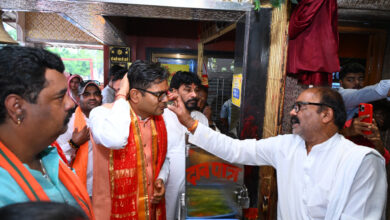 वित्त मंत्री ने महाकाली मंदिर में की पूजा-अर्चना वित्त मंत्री ने महाकाली मंदिर में की पूजा-अर्चना