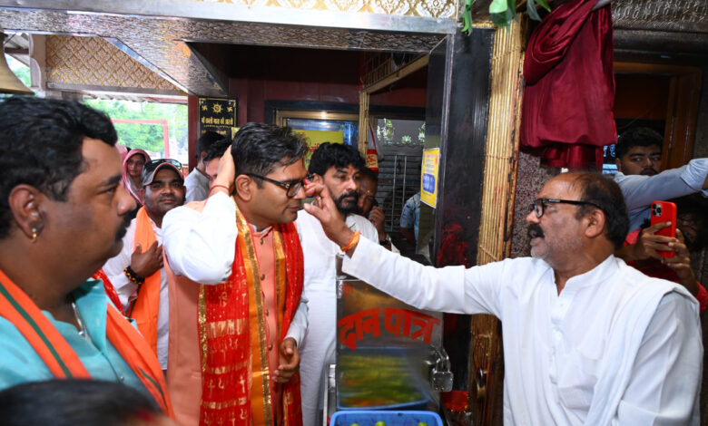 वित्त मंत्री ने महाकाली मंदिर में की पूजा-अर्चना वित्त मंत्री ने महाकाली मंदिर में की पूजा-अर्चना