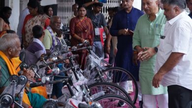पर्यटन मंत्री ने दिव्यांगों को ट्रायसायकल और व्हीलचेयर का किया वितरण पर्यटन मंत्री ने दिव्यांगों को ट्रायसायकल और व्हीलचेयर का किया वितरण
