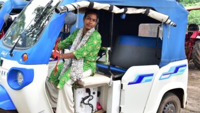 ई रिक्शा से आत्मनिर्भर हुई आदिलक्ष्मी