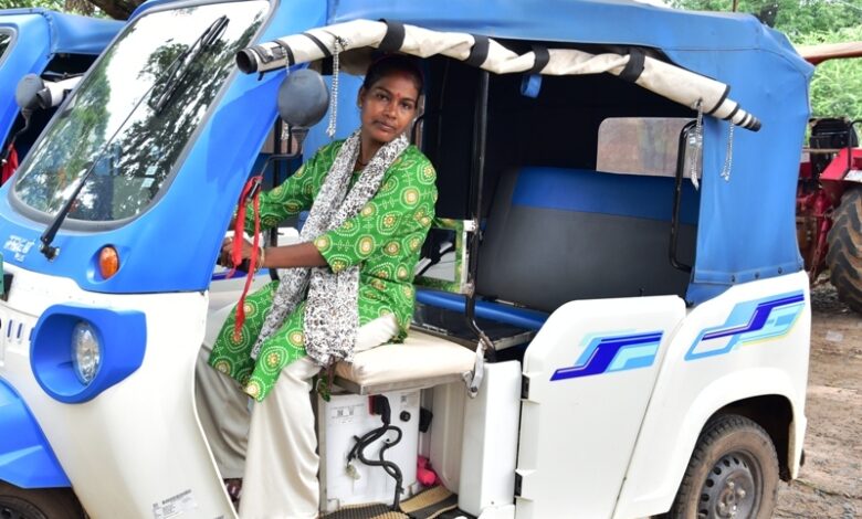 ई रिक्शा से आत्मनिर्भर हुई आदिलक्ष्मी ई रिक्शा से आत्मनिर्भर हुई आदिलक्ष्मी