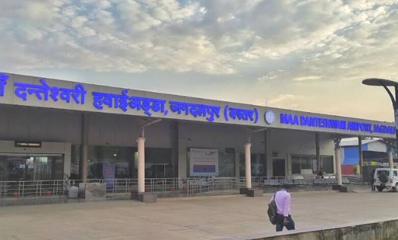 जगदलपुर एयरपोर्ट से तीन लाख लोग हवाई यात्रा कर चुके जगदलपुर एयरपोर्ट से तीन लाख लोग हवाई यात्रा कर चुके