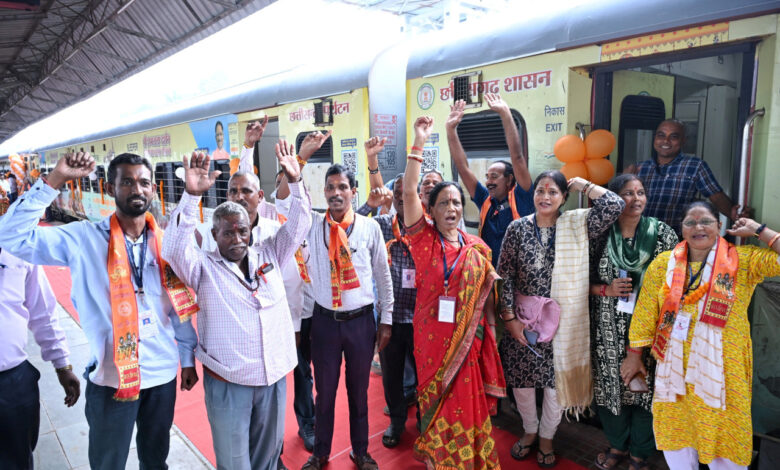 850 श्रद्धालुओं का जत्था अयोध्या धाम रवाना, बाजे गाजे के साथ किया स्वागत 850 श्रद्धालुओं का जत्था अयोध्या धाम रवाना, बाजे गाजे के साथ किया स्वागत