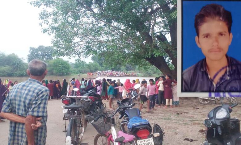 पैदल नाला पार करने के दौरान युवक बहा पैदल नाला पार करने के दौरान युवक बहा