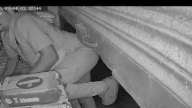 देर रात चोरों ने दो किराना दुकानों के शटर के ताले तोड़कर किये हजारो के सामान पार