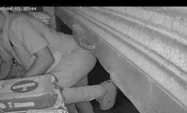 देर रात चोरों ने दो किराना दुकानों के शटर के ताले तोड़कर किये हजारो के सामान पार देर रात चोरों ने दो किराना दुकानों के शटर के ताले तोड़कर किये हजारो के सामान पार