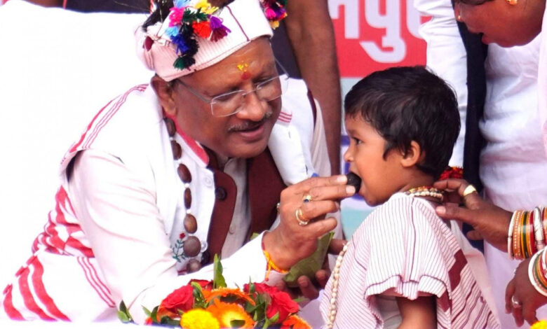 धुरवा समाज के नुआखाई मिलन समारोह में दिखा सीएम का आत्मीय और वात्सल्यपूर्ण रूप धुरवा समाज के नुआखाई मिलन समारोह में दिखा सीएम का आत्मीय और वात्सल्यपूर्ण रूप