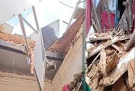 कलेक्ट्रेट परिसर के कक्ष क्रमांक 8 की छत गिरी कलेक्ट्रेट परिसर के कक्ष क्रमांक 8 की छत गिरी