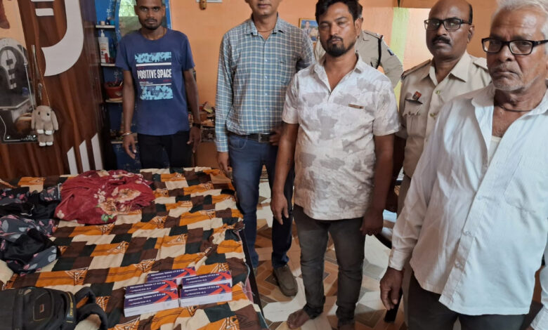 प्रतिबंधित दवाई की बिक्री पर औषधि और पुलिस विभाग ने की कार्रवाई, दो गिरफ्तार प्रतिबंधित दवाई की बिक्री पर औषधि और पुलिस विभाग ने की कार्रवाई, दो गिरफ्तार