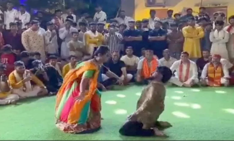 विधायक रिकेश सेन विवादों में, गरबा कार्यक्रम में फिल्मी गानों पर डांस का वीडियो वायरल विधायक रिकेश सेन विवादों में, गरबा कार्यक्रम में फिल्मी गानों पर डांस का वीडियो वायरल