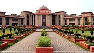 हाईकोर्ट ने सहायक प्राध्यापक का निलंबन रद्द किया, दुर्भावनापूर्ण करार हाईकोर्ट ने सहायक प्राध्यापक का निलंबन रद्द किया, दुर्भावनापूर्ण करार