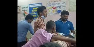 एम्बुलेंस के ड्राइवर ने लगाए टांके, बीएमओ ने दिए जाँच के आदेश एम्बुलेंस के ड्राइवर ने लगाए टांके, बीएमओ ने दिए जाँच के आदेश