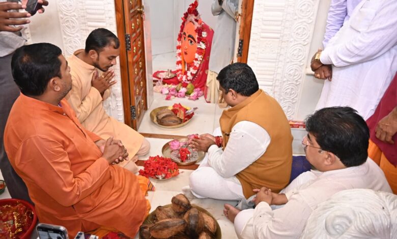 स्कूल शिक्षा मंत्री ने माँ विंध्यवासिनी मंदिर में की पूजा-अर्चना स्कूल शिक्षा मंत्री ने माँ विंध्यवासिनी मंदिर में की पूजा-अर्चना
