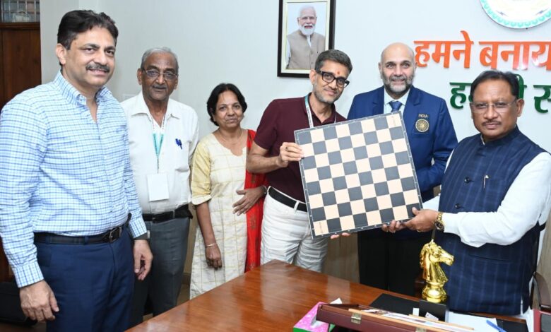 सीएम से ग्रैंडमास्टर प्रवीण महादेव थिप्से ने की भेंट सीएम से ग्रैंडमास्टर प्रवीण महादेव थिप्से ने की भेंट