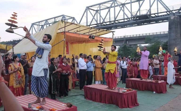 हसदेव नदी की आरती कर सरक्षण का लिया संकल्प हसदेव नदी की आरती कर सरक्षण का लिया संकल्प