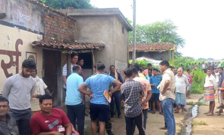 पति पत्नी और बच्चो की हत्या कर घर में दफनाया पति पत्नी और बच्चो की हत्या कर घर में दफनाया