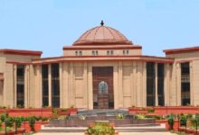 जान जोखिम में डाल कर बच्चे जा रहे स्कूल, हाईकोर्ट ने सरकार से माँगा जवाब जान जोखिम में डाल कर बच्चे जा रहे स्कूल, हाईकोर्ट ने सरकार से माँगा जवाब